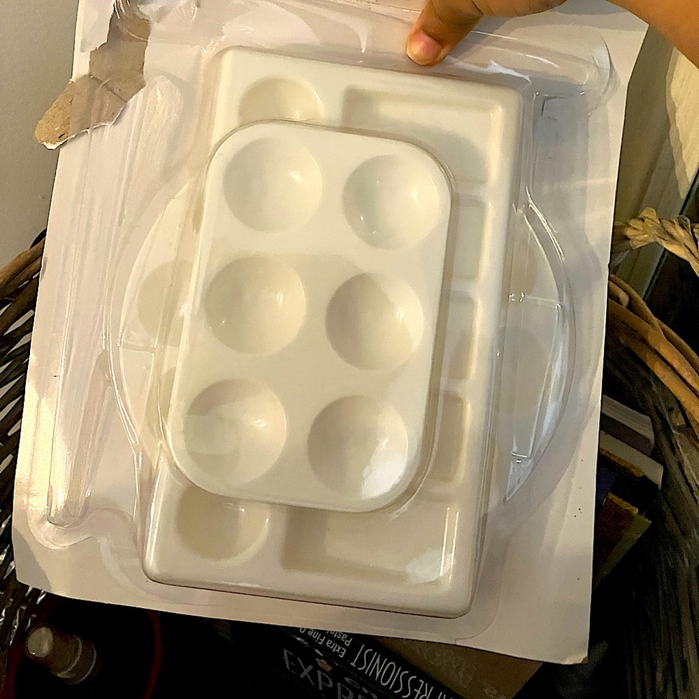 White Plastic Paint Palettes - 3, brand new